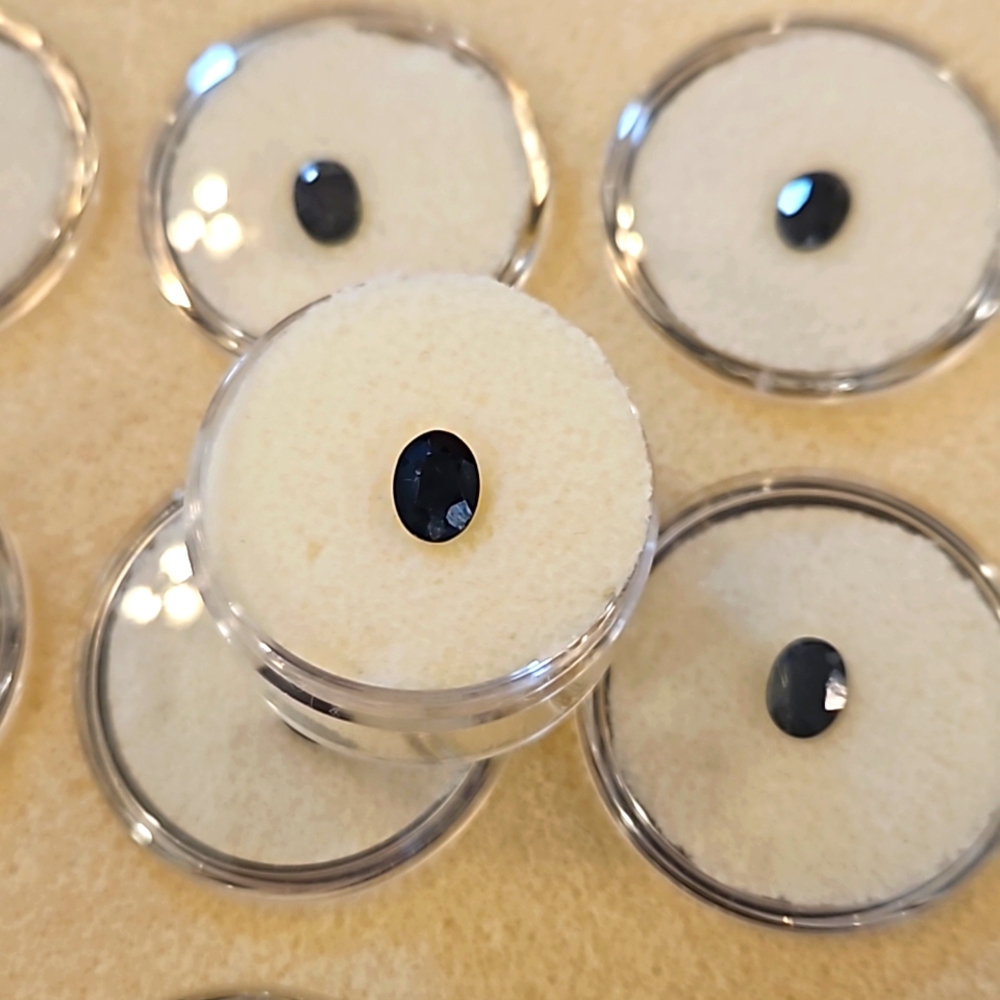 Saphires.  Tray of 48 1/2 to 1 karet saphires.